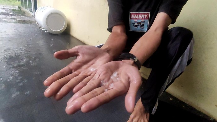 Mengapa bisa terjadi hujan es saat ini menjadi pertanyaan publik. Diketahui baru ini hujan es melanda sebagian Kota Surabaya.