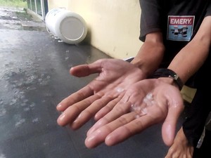 Hujan Es di Surabaya, Boleh Enggak Dicampur Teh?