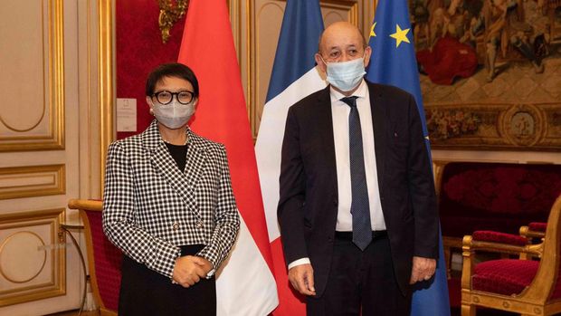 Menlu RI Retno Marsudi bertemu dengan Menhan dan Menlu Prancis di Paris.