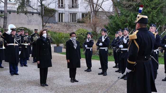Menlu RI Retno Marsudi bertemu dengan Menhan dan Menlu Prancis di Paris.