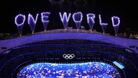 Kembang api menerangi langit di atas Stadion Olimpiade selama upacara penutupan Olimpiade Musim Dingin 2022. AP/Jeff Roberson