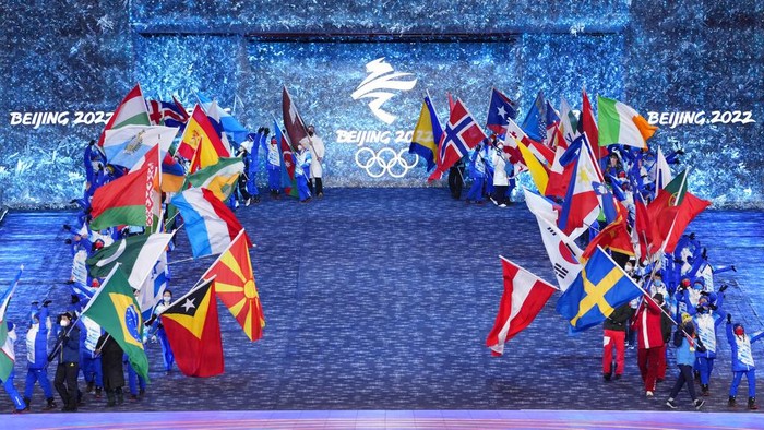 Meriahnya Pesta Kembang Api Penutupan Olimpiade Beijing 2022 Teams arrive during the closing ceremony of the 2022 Winter Olympics, Sunday, Feb. 20, 2022, in Beijing. (AP Photo/Bernat Armangue)