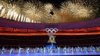 Kembang api meledak di atas stadion saat upacara penutupan Olimpiade Musim Dingin 2022, Minggu, (20/2/2022), di Beijing. AP/Jae C. Hong