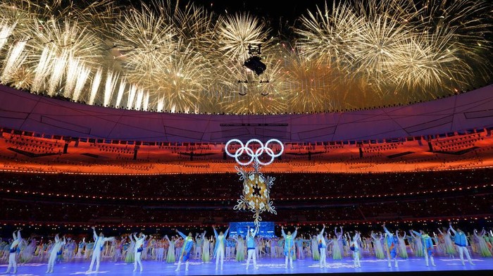 Meriahnya Pesta Kembang Api Penutupan Olimpiade Beijing 2022 Fireworks explode over the stadium during the closing ceremony of the 2022 Winter Olympics, Sunday, Feb. 20, 2022, in Beijing. (AP Photo/Natacha Pisarenko)