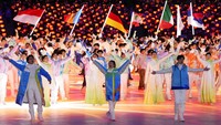 Para penari tampil saat upacara penutupan Olimpiade Musim Dingin 2022. AP/Bernat Armangue