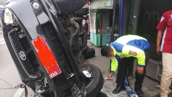 Mobil dinas Kemendagri kecelakaan di Caringin, Bogor