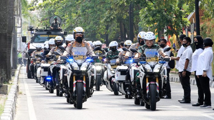 Polda Riau menggelar upacara penerimaan dan pelepasan Komandan Komando Resort Militer (Danrem) 031/Wirabima dari Brigjen TNI Syech Ismed kepada Kolonel TNI Inf Parlindungan Hutagalung.