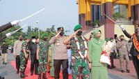 Rangkaian upacara penyambutan dilanjutkan dengan aksi penampilan silat dari personel Polda Riau dan Tari Persembahan Melayu Riau yang diperankan oleh polwan dan prajurit komando wanita AD (Kowad). Brigjen TNI M Syech Ismed dan istri dilepas dengan tradisi pedang pora oleh para perwira pertama Polda, kemudian diantar kembali ke Korem 031/Wirabima menggunakan mobil kebanggaan Brimob Polda Riau, Mobil Baracuda. Kapolda dan segenap Forkopimda serta para pejabat utama Polda Riau turut mengantar Brigjen TNI M Syech Ismed.