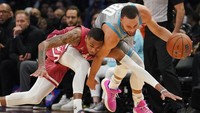 Pada kuarter kedua, pertandingan semakin ketat. Kedudukan sempat imbang 67-67. Tim LeBron banyak mengandalkan three points dari Stephen Curry. AP/Charles Krupa