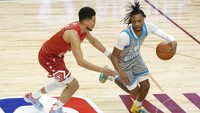 Situasi kemudian berbalik di kuarter penentuan. Tiga poin dari Curry bisa bikin Tim LeBron balik memimpin 141-139. Tim Durrant tak menyerah begitu saja. Free throw Embiid mengembalikan keunggulan Tim Durant 152-151. AP/Ron Schwane