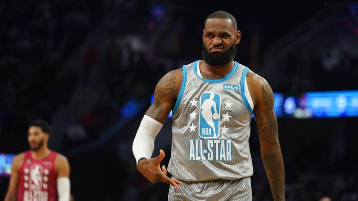 NBA All-Star 2022: Tim LeBron Bungkam Tim Durant, Curry Pemain Terbaik Los Angeles Lakers' LeBron James reacts to celebrities in the front row as he plays in the first half of the NBA All-Star basketball game, Sunday, Feb. 20, 2022, in Cleveland. (AP Photo/Charles Krupa)