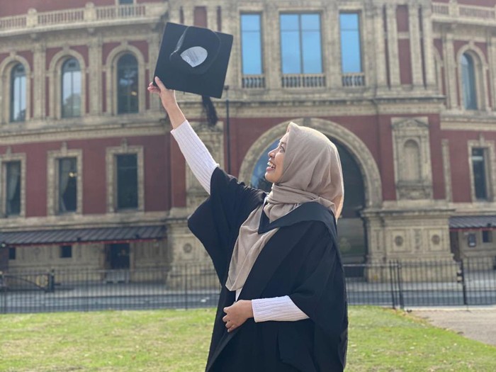 Nisa Sri Wahyuni, anak driver ojol yang sukses kuliah di Inggris dan kerja di WHO.