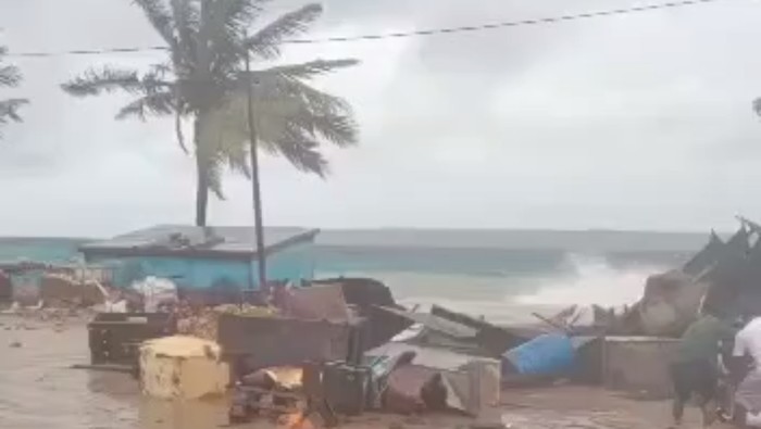 Ombak dan angin kencang menghantam Pasar Wameo di bibir Pantai Kota Baubau, Sultra. (dok. Istimewa)