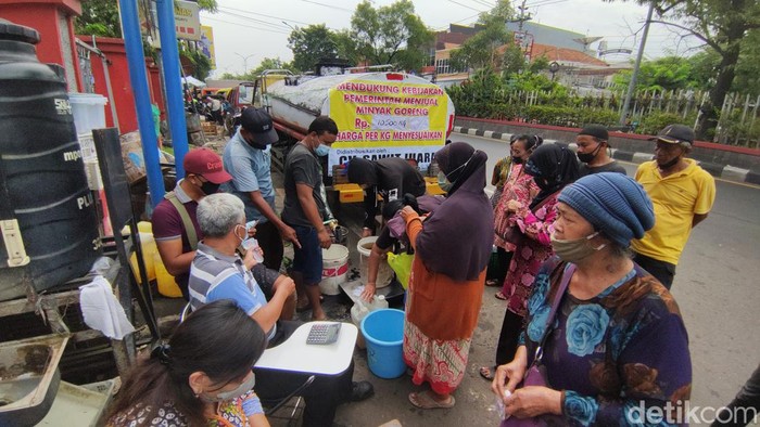 Operasi pasar minyak goreng Rp 10.500 per kg di Pasar Karangayu, Semarang, Senin (21/2/2022).