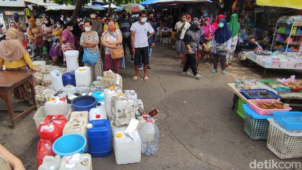 Operasi pasar minyak goreng Rp 10.500 per kg di Pasar Karangayu, Semarang, Senin (21/2/2022).