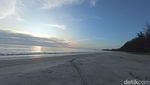 Foto Senja Dramatis di Pantai Binasi