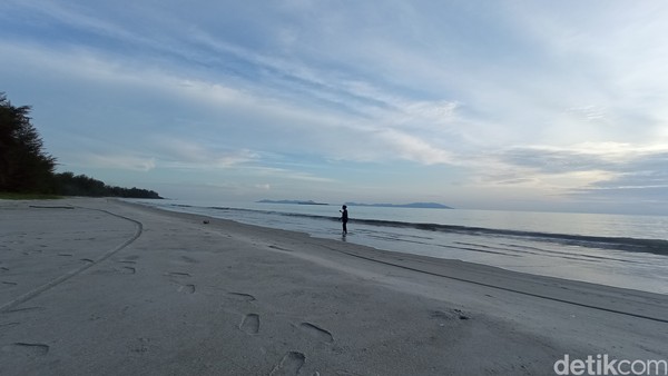 Sama seperti pantai lain di Tapanuli Tengah, masuk ke Pantai Binasi tidak dipungut biaya. Uang parkir pun tak ada. (Bonauli/detikcom) Sama seperti pantai lain di Tapanuli Tengah, masuk ke Pantai Binasi tidak dipungut biaya. Uang parkir pun tak ada. (Bonauli/detikcom)