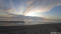 Pasir pantai ini sedikit hitam tapi sangat halus. Deburan ombaknya pun sangat asyik dibuat bermain. (Bonauli/detikcom)