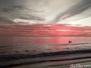 Di Pantai Binasi, Senjanya Beda Tiap Hari