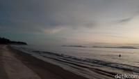 Saat senja mulai turun, langit akan mulai jingga. (Bonauli/detikcom)