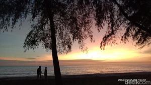Foto Senja Dramatis di Pantai Binasi