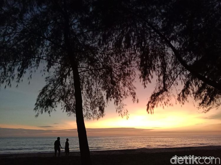 Foto Senja Dramatis di Pantai Binasi