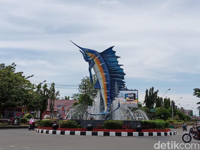 Patung ikan marlin yang menjadi ikon dari Kabupaten Pangandaran