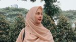 7 Penampilan Paula Verhoeven yang Pelan-pelan Belajar Berhijab