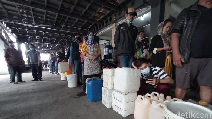 Pedagang berjeriken mengantre minyak goreng di Pasar Sederhana, Kota Bandung