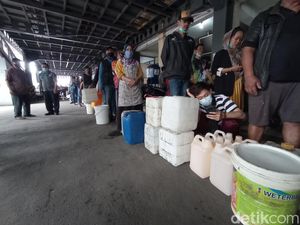 Pedagang Berjeriken Serbu Operasi Pasar Murah di Bandung