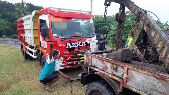 Penampakan truk yang kecelakaan di JJLS Kapanewon Kretek, Kabupaten Bantul, Senin (21/2/2022). Akibat peristiwa ini pemotor tewas.