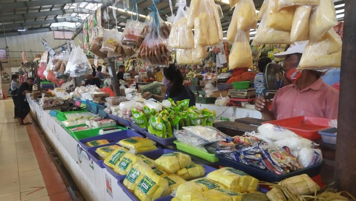 Penjual tempe langka di pasar/Aldiamsyah Nurrahman-detikcom