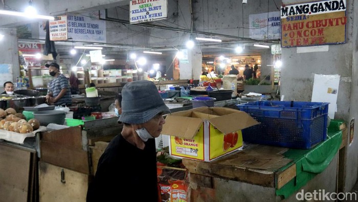 Perajin Mogok Gegara Kedelai Naik, Tahu-Tempe Hilang di Pasar Bandung Kenaikan harga kedelai membuat perajin tempe di Jawa Barat mogok produksi. Akibatnya, tahu-tempe pun menghilang di pasaran.