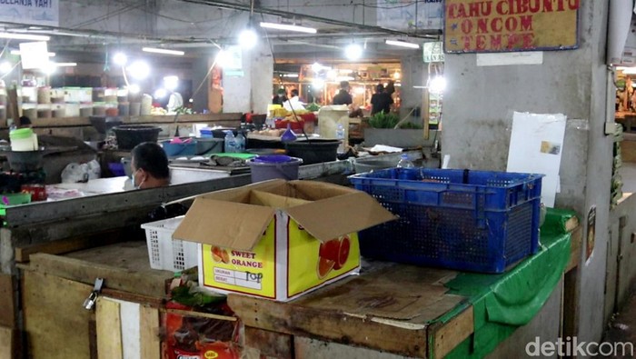 Perajin Mogok Gegara Kedelai Naik, Tahu-Tempe Hilang di Pasar Bandung Kenaikan harga kedelai membuat perajin tempe di Jawa Barat mogok produksi. Akibatnya, tahu-tempe pun menghilang di pasaran.