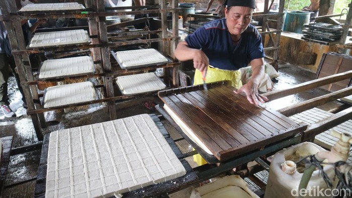 Para perajin tahu di Kudus tetap berproduksi di tengah melonjaknya harga kedelai.