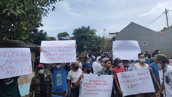 Perajin Tahu-Tempe di Depok Gelar Aksi Turunkan Harga Kedelai