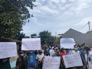 Perajin Tahu-Tempe di Depok Gelar Aksi Turunkan Harga Kedelai