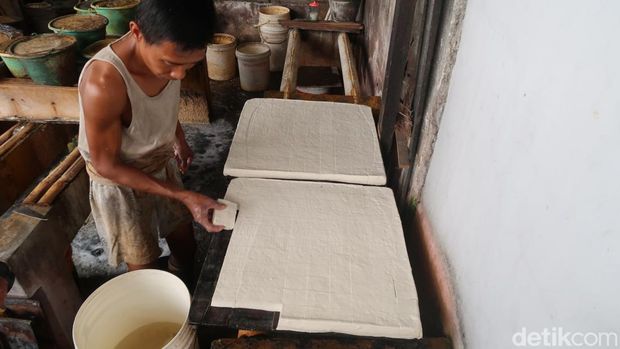 Perajin tahu-tempe di Kampung Ngoto, Kalurahan Bangunharjo, Kapanewon Sewon, Bantul, Senin (21/2/2022).