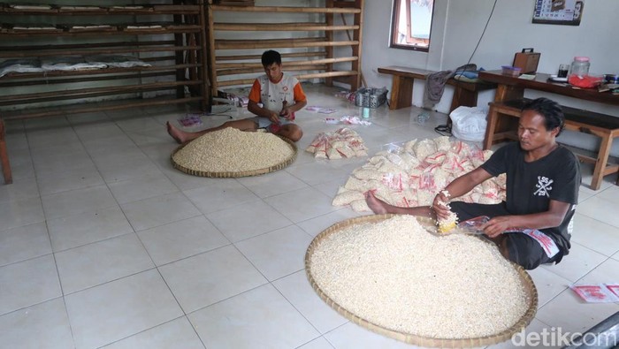 Perajin tahu-tempe di Kampung Ngoto, Kalurahan Bangunharjo, Kapanewon Sewon, Bantul, Senin (21/2/2022).