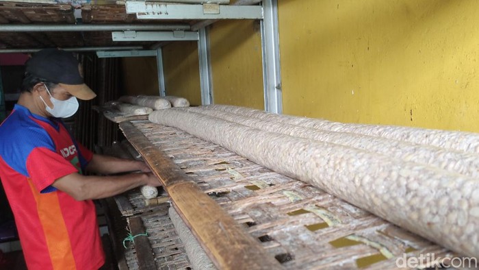 Perajin tempe di Semarang tetap berproduksi di tengah melambungnya harga kedelai.