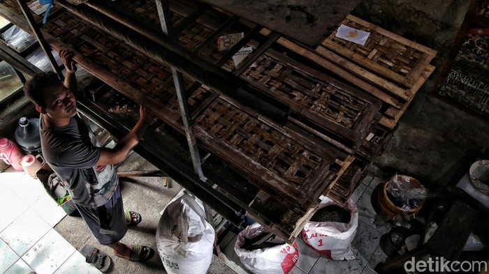 Para perajin tahu dan tempe se-Jawa melakukan mogok produksi memprotes tingginya harga kedelai. Salah satunya di Kampung Tempe Sunter Jaya, Jakarta.