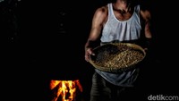 Harga kedelai terus naik mencapai Rp 11.000 - Rp 12.000 perkilogram.