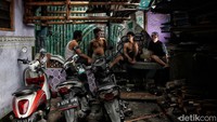 Karena tidak produksi, para pekerja tampak mengobrol santai.
