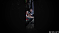 Ada juga yang memilih bermain dengan anaknya.