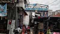 Tidak ada aktivitas memproduksi atau mendistribusikan tempe di Kampung Tempe Sunter Jaya, Jakarta Utara, Senin (21/2). Kawasan ini dikenal sebagai sentra industri tempe atau Kampung Tempe.