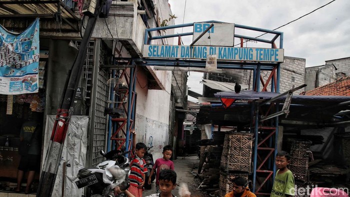 Para perajin tahu dan tempe se-Jawa melakukan mogok produksi memprotes tingginya harga kedelai. Salah satunya di Kampung Tempe Sunter Jaya, Jakarta.