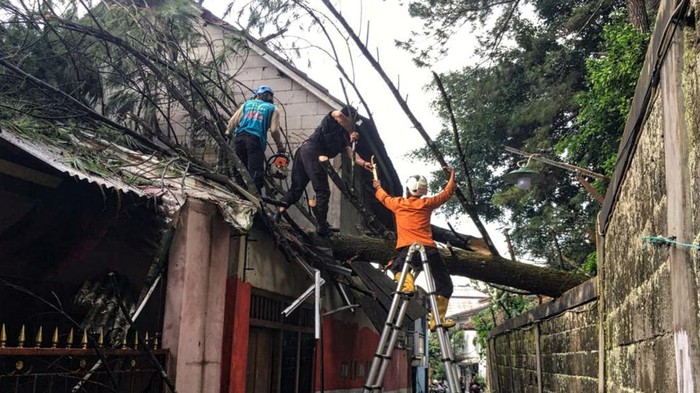 Hujan es disertai angin puting beliung merusak 17 rumah warga Desa Bojongkokosan, Kecamatan Parungkuda, Kabupaten Sukabumi. Dari jumlah tersebut sebanyak 14 rumah rusak ringan dan 3 lainnya rusak berat.
