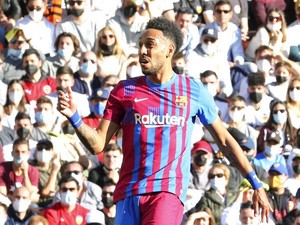 Pamer Rambut Baru, Aubameyang Kini Gundul