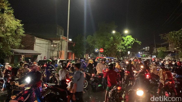 pohon doyong bikin kemacetan panjang di probolinggo
