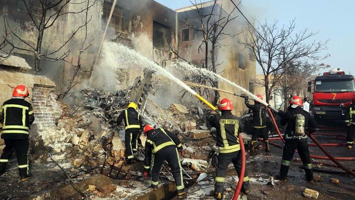 Potret Jet Tempur Iran Jatuh Menimpa Sekolah In this photo released by Tasnim News Agency, the wreckage of an Iranian F-5 fighter jet remains at the crash site in Tabriz, northwestern Iran, Monday, Feb. 21, 2022. Gen. Reza Yousefi, commander of the air base in Tabriz, said the crashed jet had been used for training and suffered a technical problem on its final flight that killed two pilots and a civilian. (Tasnim News agency via AP)